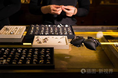 珠宝首饰零售陈列艺术 提升带环珠宝展示效果的策略