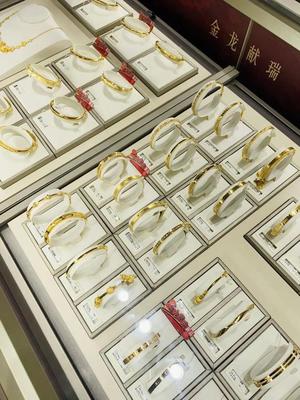 金价持续回落，珠宝首饰零售迎来消费热潮